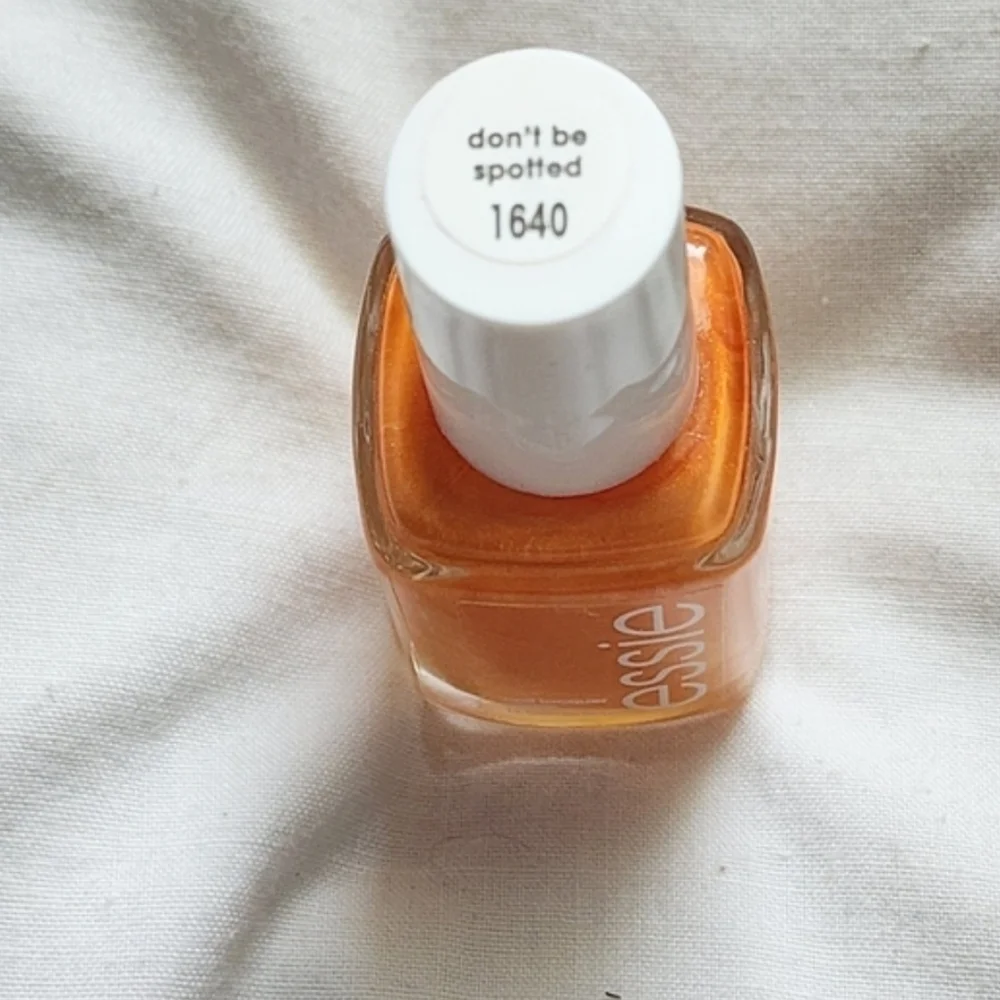 Essie nail Color Dont Be Spotted 1640